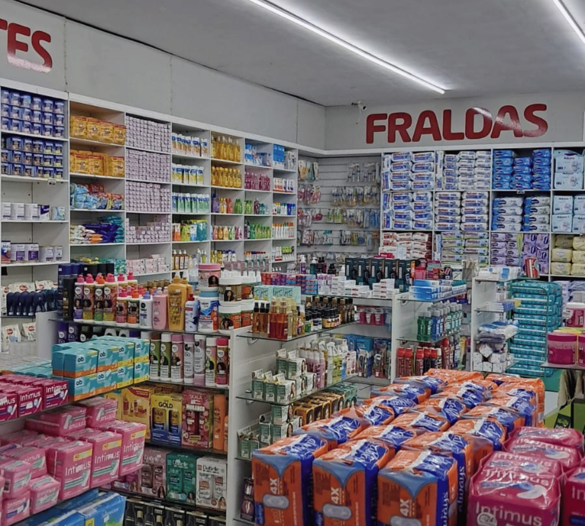 Corredor com ampla variedade de produtos de saúde e bem-estar
